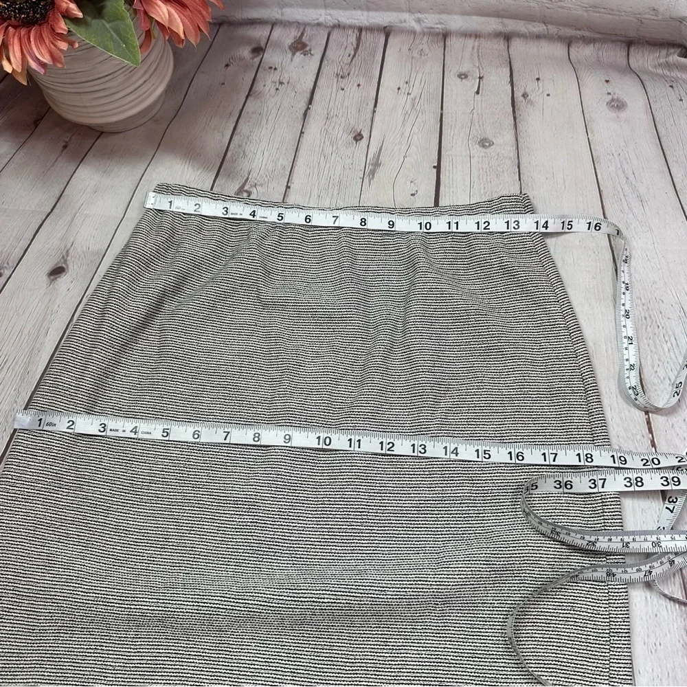 St. John Collection by marie gray Black white textured knit Pencil Skirt sz 4